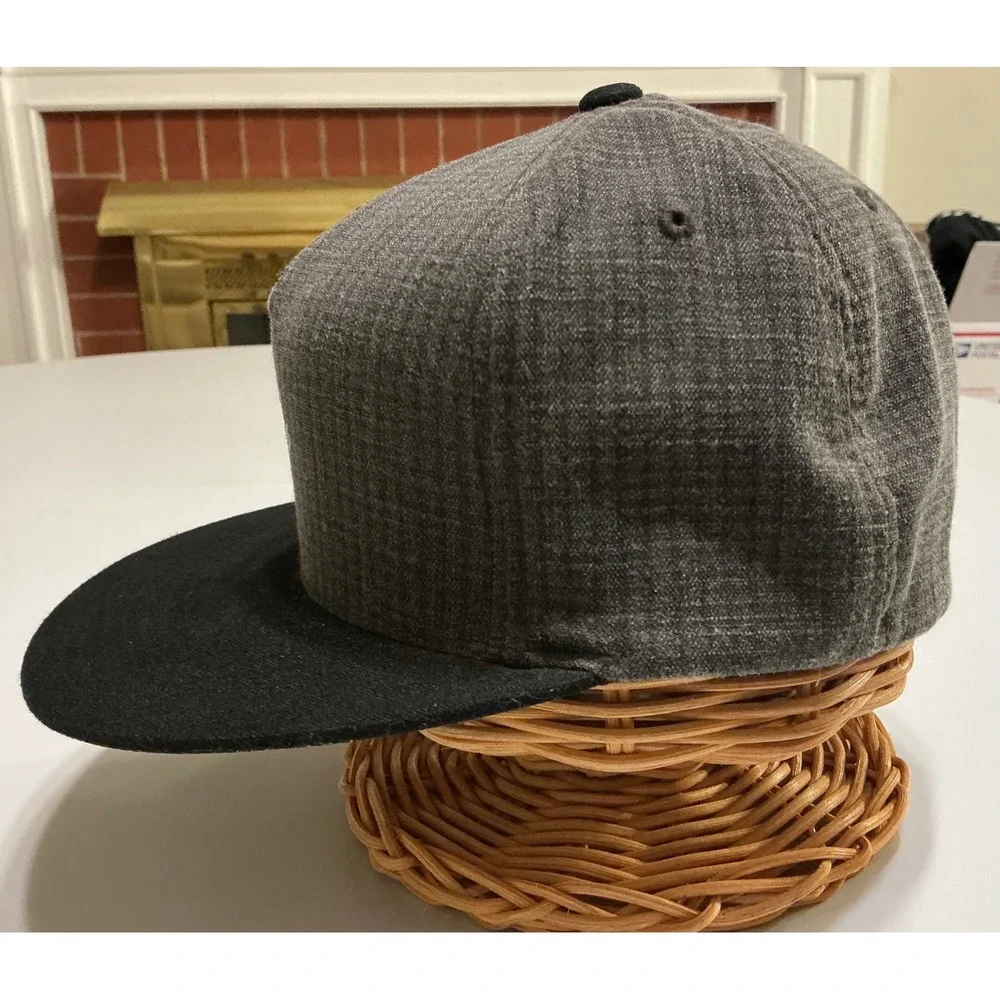 VTG‎ Y2K Volcom Flexfit Hat Mens Grey Black Flat Brim Floral Interior Sz S M
